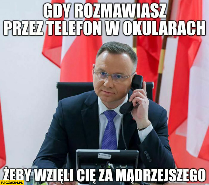 Andrzej Duda gdy rozmawiasz przez telefon w okularach żeby wzięli Cię za mądrzejszego