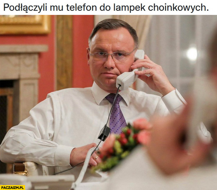 Andrzej Duda podłączyli mu telefon do lampek choinkowych