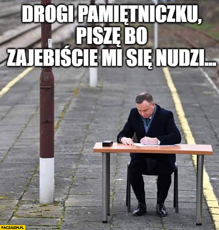 Andrzej Duda podpisuje na dworcu drogi pamiętniczku piszę bo zarąbiście mi się nudzi