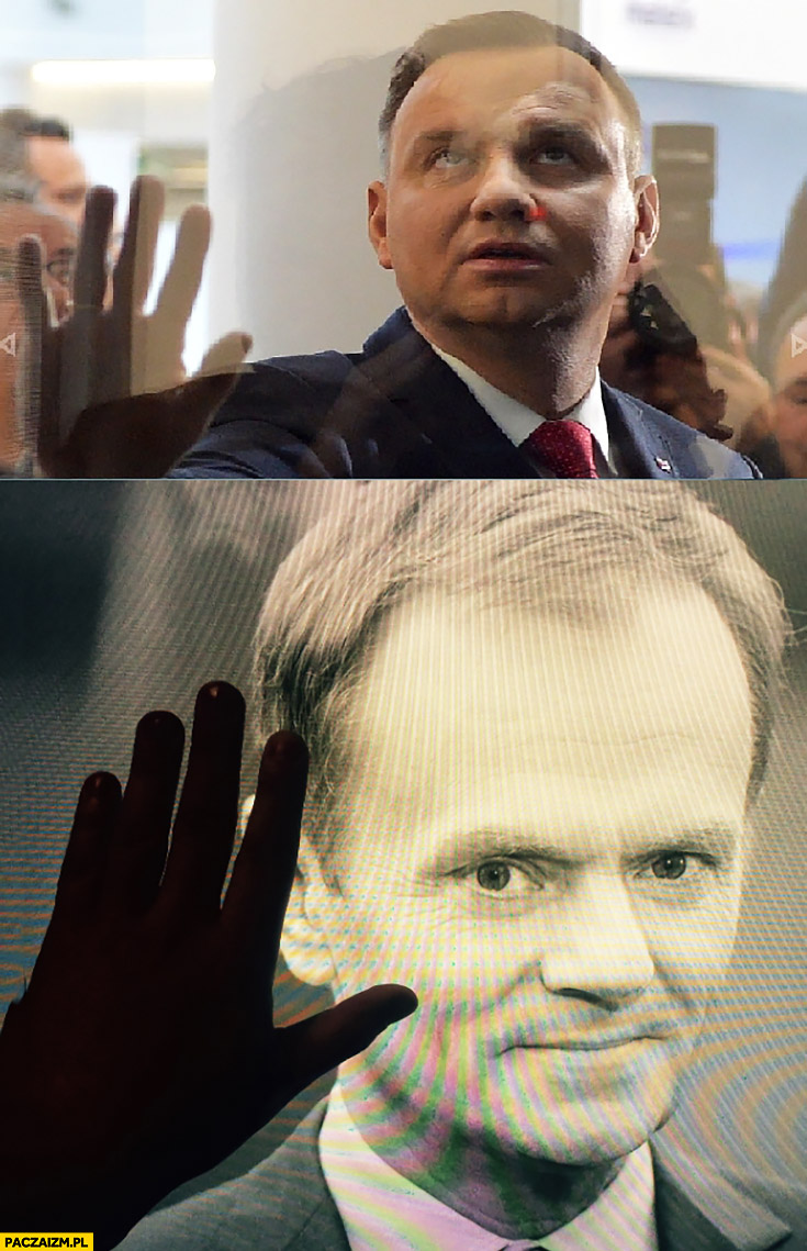 Andrzej Duda ręka dotyka twarzy Donald Tusk