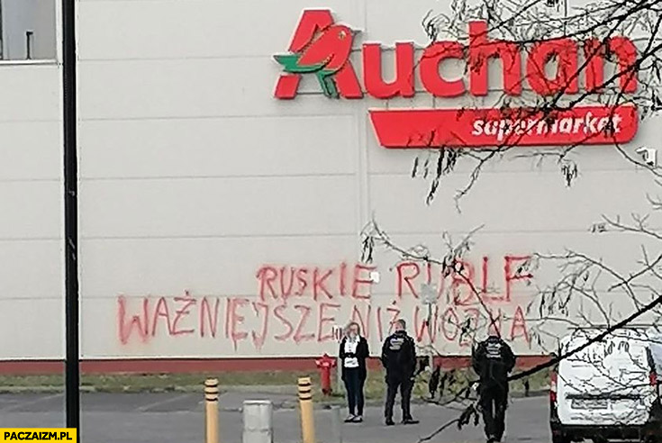 Auchan ruskie ruble ważniejsze niż wojna ktoś napisał na ścianie sprayem