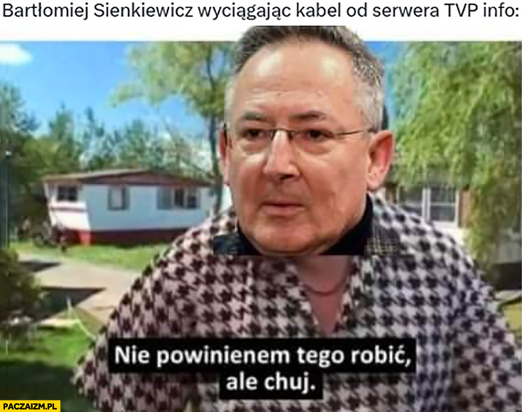 Bartłomiej Sienkiewicz wyciągając kabel od serwera TVP info nie powinienem tego robić ale kij