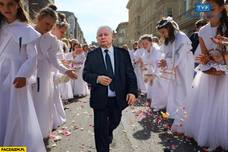 Boże Ciało Kaczyński na procesji dziewczynki sypią kwiatki