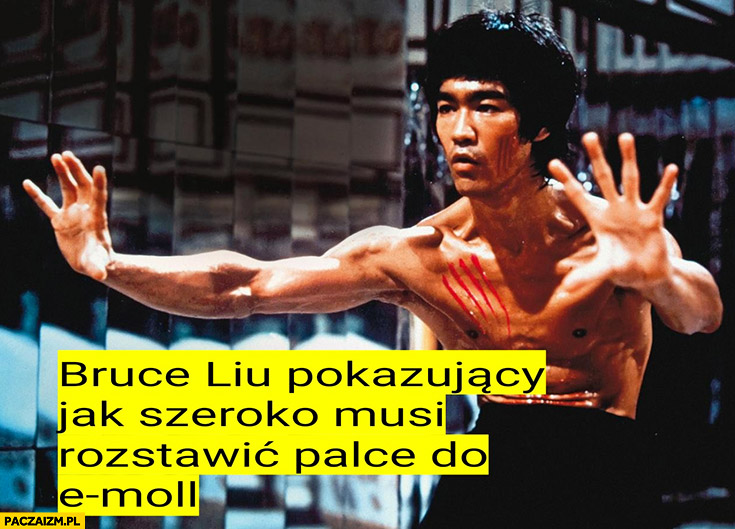 Bruce Lee Liu pokazujący jak szeroko musi rozstawić palce do e-moll konkurs chopinowski