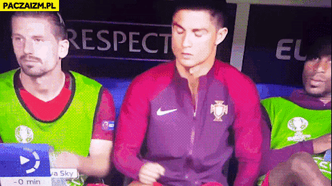 Cristiano Ronaldo uderza kolegę w kolano kurwa przebiłem Ci nogę animacja gif