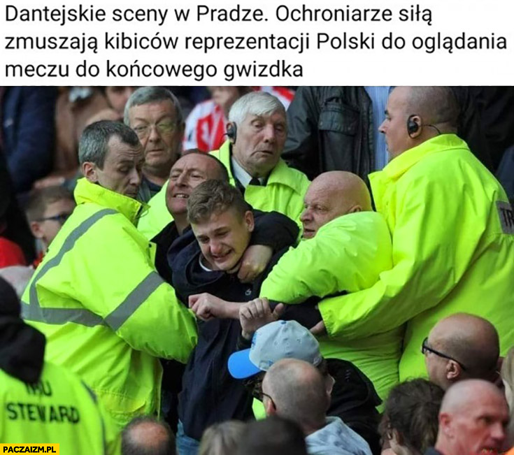 Dantejskie sceny w Pradze ochroniarze silą zmuszają kibiców reprezentacji polski do oglądania meczu do końcowego gwizdka Polska Czechy