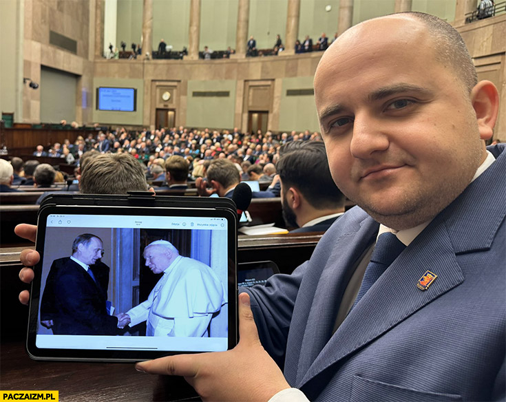 Dariusz Matecki pokazuje zdjęcie papieża Jana Pawła 2 z Putinem