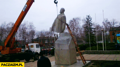 Demontaż pomnika Lenina urwana głowa powieszony animacja fail
