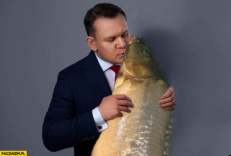 Dominik Tarczyński całuje rybę przeróbka photoshop