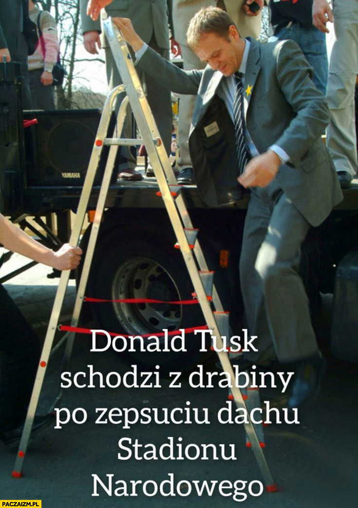 Donald Tusk schodzi z drabiny po zepsuciu dachu stadionu narodowego