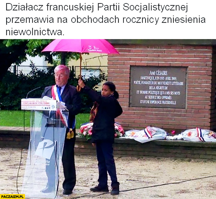 Działacz francuskiej partii socjalistycznej przemawia na obchodach rocznicy zniesienia niewolnictwa. Czarna dziewczynka trzyma mu parasol