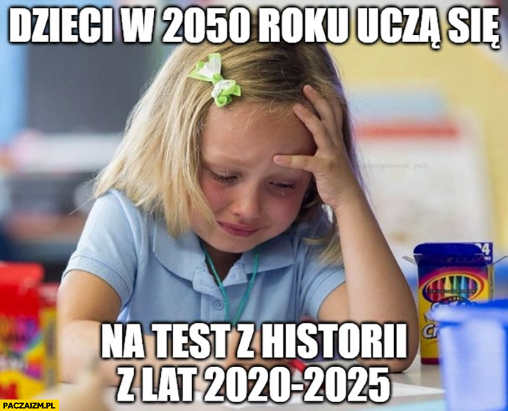 Dzieci w 2050 roku uczą się na test z historii z lat 2020-2025 dziewczynka płacze