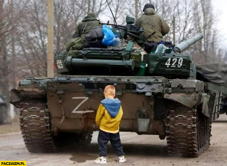 Dzieciak chłopczyk sika na rosyjski czołg symbol Z