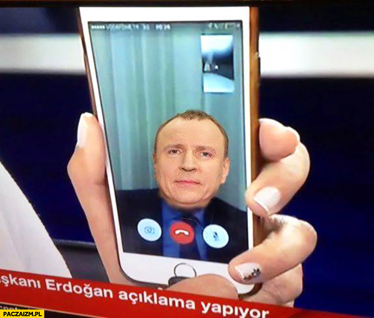 Jacek Kurski przemawia ze smartfona jak prezydent Erdogan