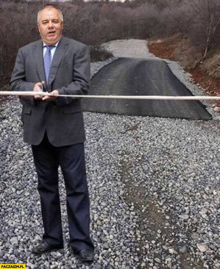 Jacek Sasin otwiera kawałek drogi asfaltu przecina wstęgę