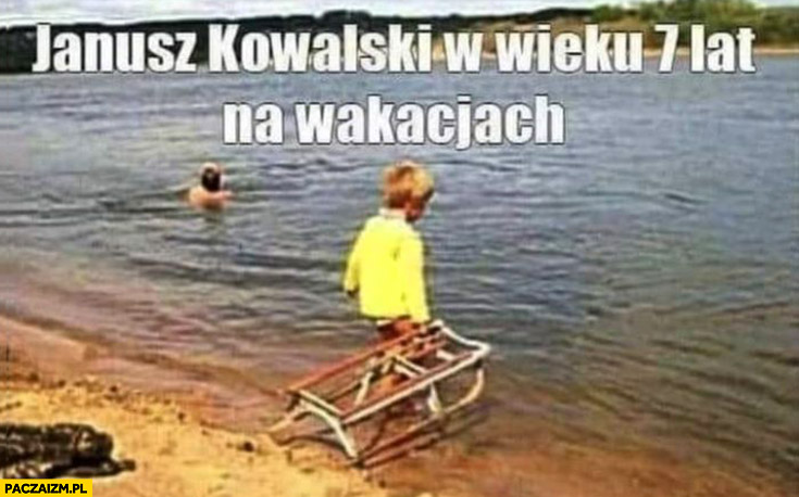 Janusz Kowalski w wieku 7 lat na wakacjach wchodzi z sankami do jeziora morza