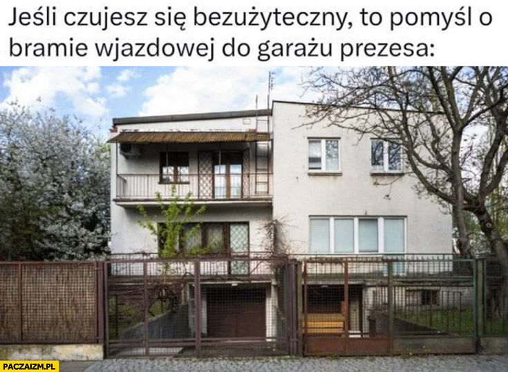 Jeśli czujesz się bezużyteczny to pomyśl o bramie wjazdowej do garażu prezesa Kaczyńskiego