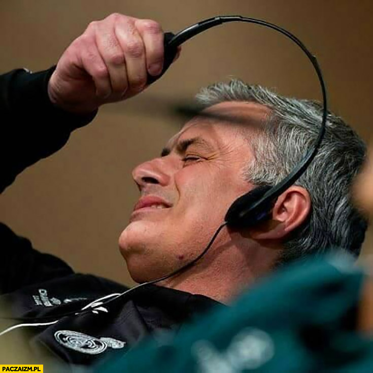 Jose Mourinho zdejmuje słuchawki zniesmaczony obrzydzony mem reakcja