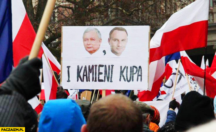 Kaczyński, Duda i kamieni kupa transparent na marszu KOD