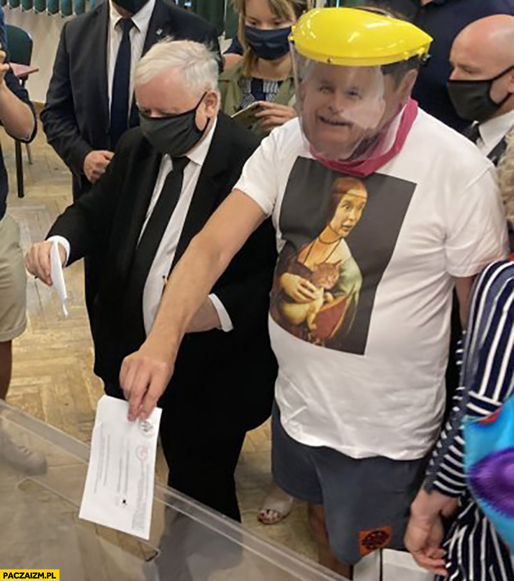 Kaczyński głosuje w wyborach gość w jego masce trolluje go głosując obok