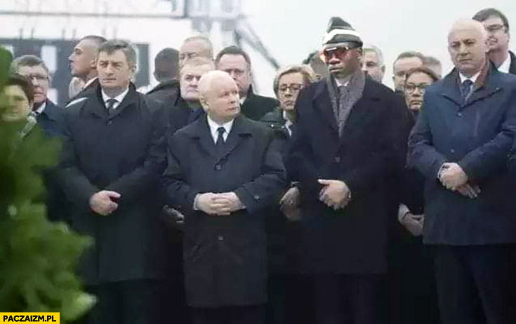 Kaczyński murzyn tańczący z trumną stoi obok przeróbka