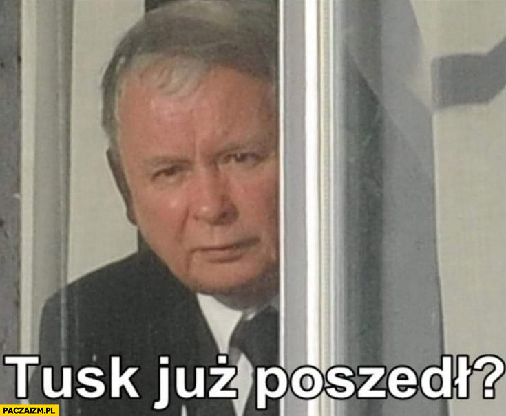 Kaczyński Tusk już poszedł patrzy przez okno