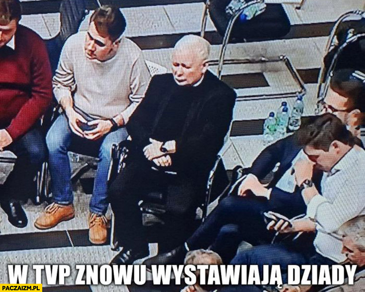 Kaczyński w TVP znowu wystawiają dziady okopują siedzibę
