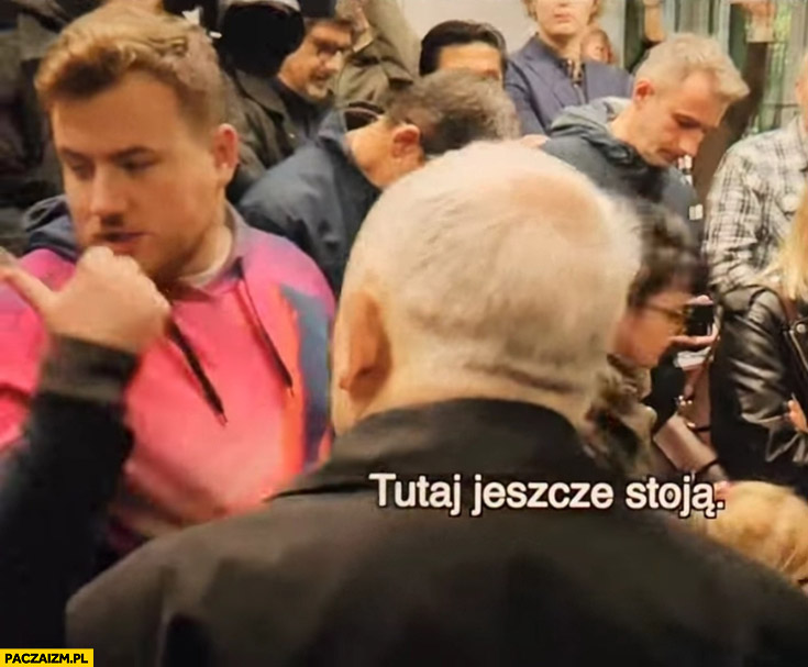 Kaczyński wybory głosowanie kolejka do urny chłopak pokazuje palcem tutaj jeszcze stoją