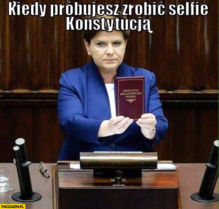 Kiedy próbujesz zrobić selfie konstytucją Beata Szydło