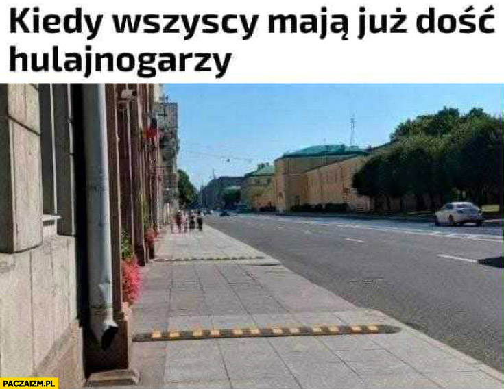 Kiedy wszyscy mają już dość hulajnogarzy zwalniacze progi na chodniku