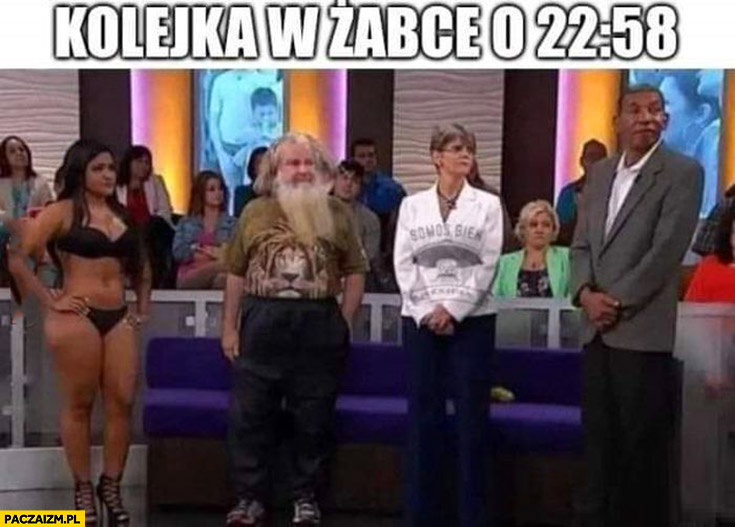 Kolejka w Żabce o 22:58 dziwni ludzie