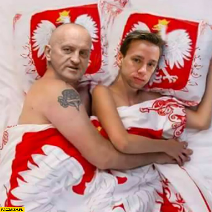Kowalski Bosak śpią razem w łóżku pościel narodowa godło Polski