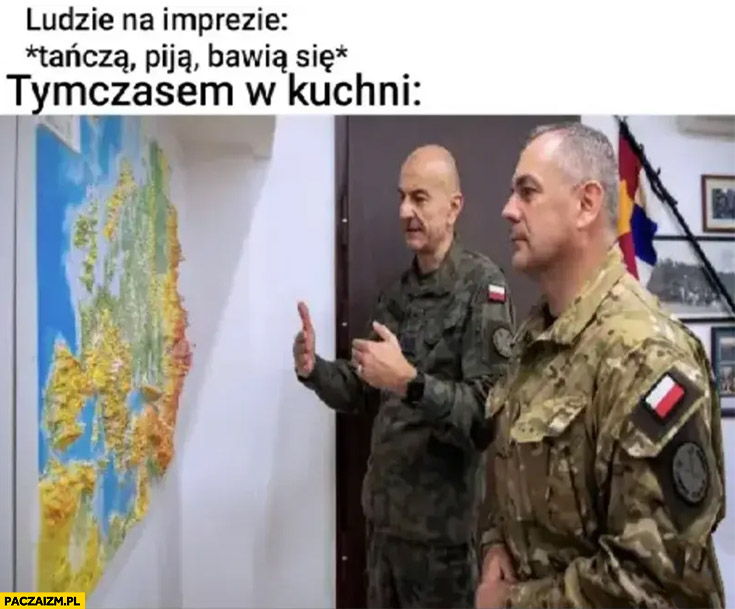 Ludzie na imprezie: tańczą, piją, bawią się, tymczasem w kuchni żołnierze omawiają strategię