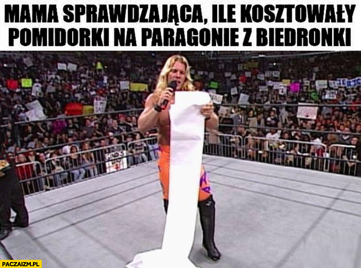 Mama sprawdzająca ile kosztowały pomidorki na paragonie z biedronki wrestling