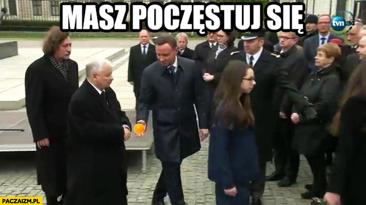 Masz poczęstuj się Duda daje Kaczyńskiemu pomarańcz nie chce podać dłoni