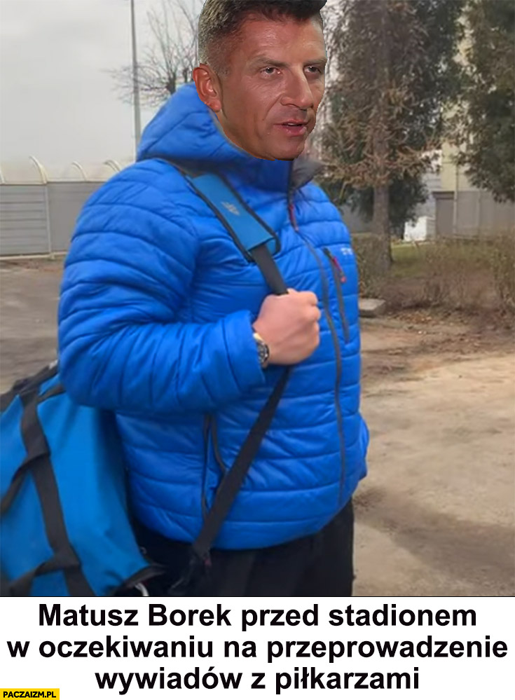 Matusz Borek przed stadionem w oczekiwaniu na przeprowadzenie wywiadów z piłkarzami Najman w niebieskiej kurtce czeka