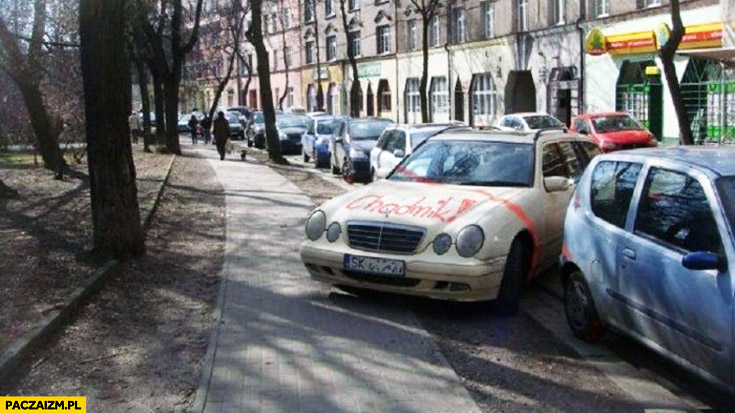 Mercedes zaparkował na chodniku pomalowali sprayem
