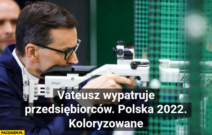 Morawiecki vateusz wypatruje przedsiębiorców Polska 2022 koloryzowane karabin broń celuje