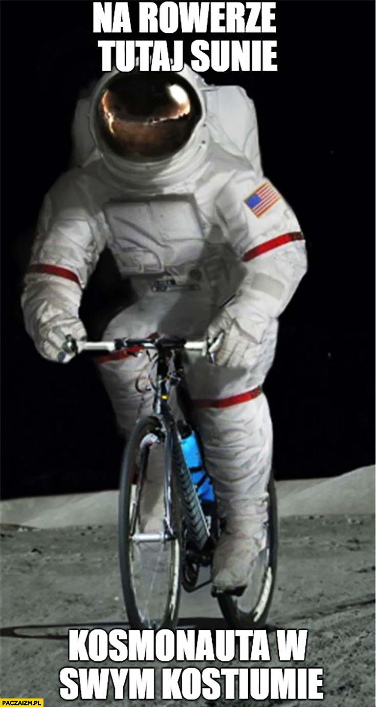 Na rowerze tutaj sunie kosmonauta w swym kostiumie Wykop