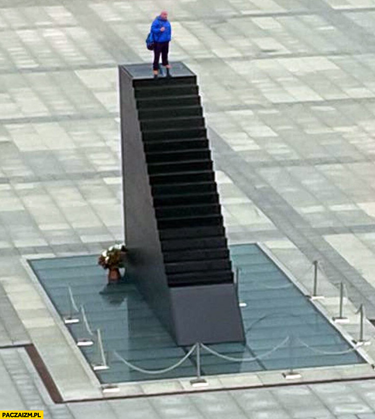 Najman czeka na schodach Smoleńskich przeróbka photoshop