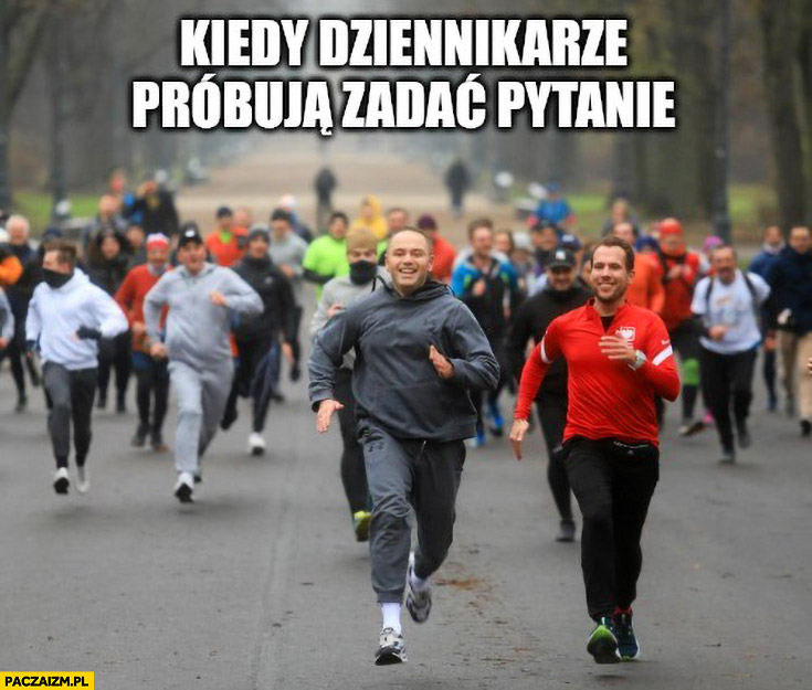 Nawrocki biegnie bieganie kiedy dziennikarze próbują zadać pytanie