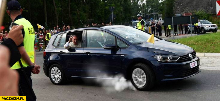 Papież Franciszek w Golfie kierowca driftuje pali gumy