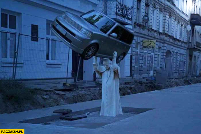 Papież podnosi ciska samochodem z Łodzi wylany beton
