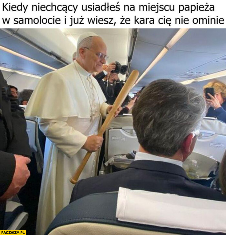Papież z bejsbolem kiedy niechcący osiadłeś na miejscu papieża w samolocie i już wiesz, że kara cię nie ominie