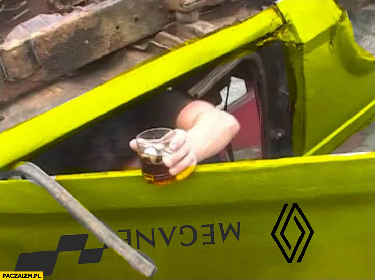 Patryk Peretti wysiada z drinkiem po dachowaniu z Renault Megane Julian chłopaki z baraków