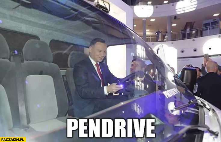 Pendrive długopis Andrzej Duda kierowca za kierownicą