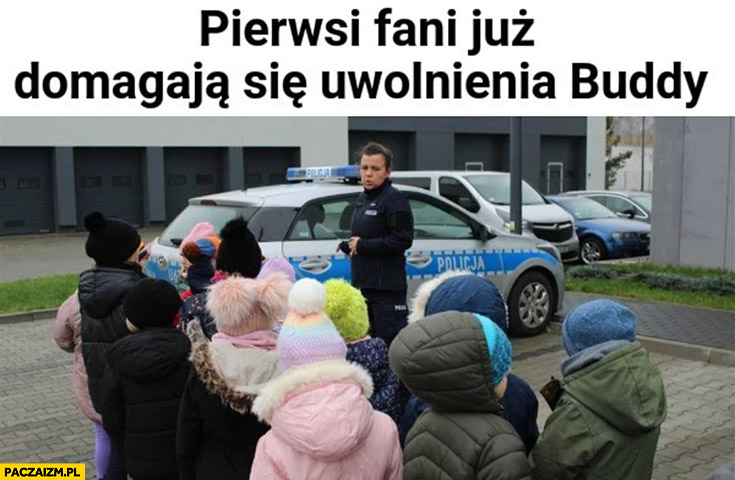 Pierwsi fani już domagają się uwolnienia Buddy dzieci pod komisariatem policji