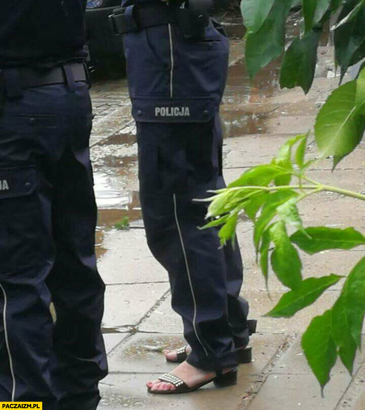 Policjantka na służbie w klapkach ładnych butach