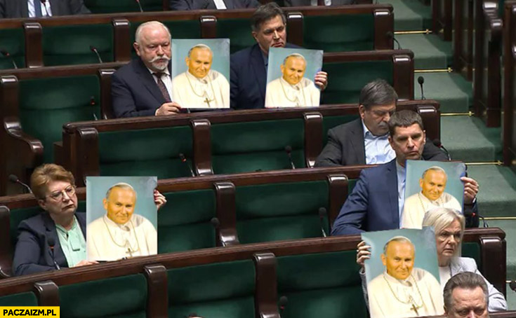 Posłowie PiS w sejmie pokazują zdjęcie żółtego papieża