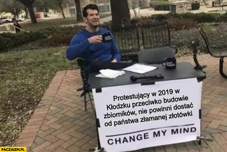 Protestujący w 2019 w Kłodzku przeciwko budowie zbiorników nie powinni dostać od państwa złamanej złotówki change my mind